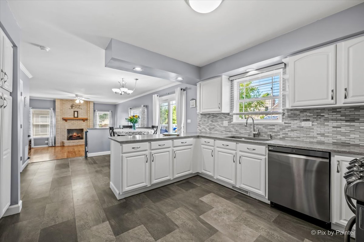 1288 Crystal Shore Drive, Carol Stream, IL 60188