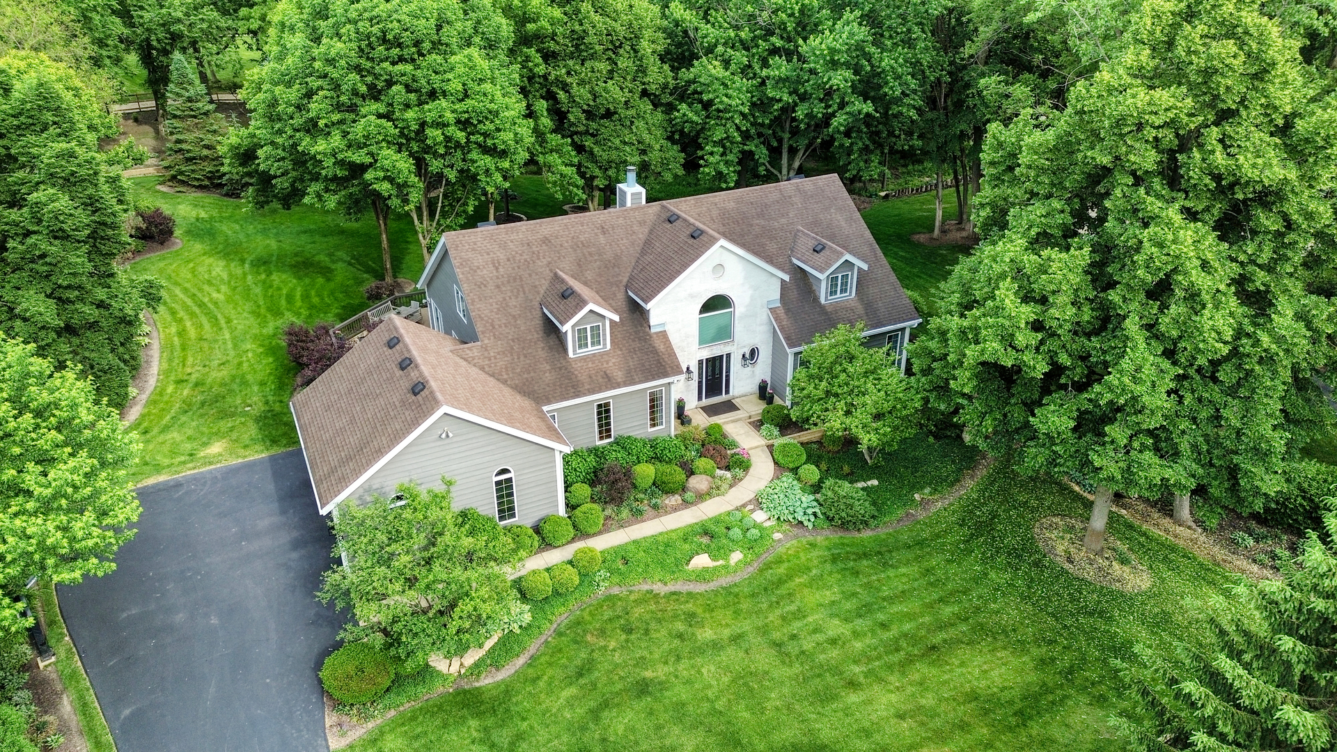 2S025 Twin Oaks Drive, Wheaton, IL 60189