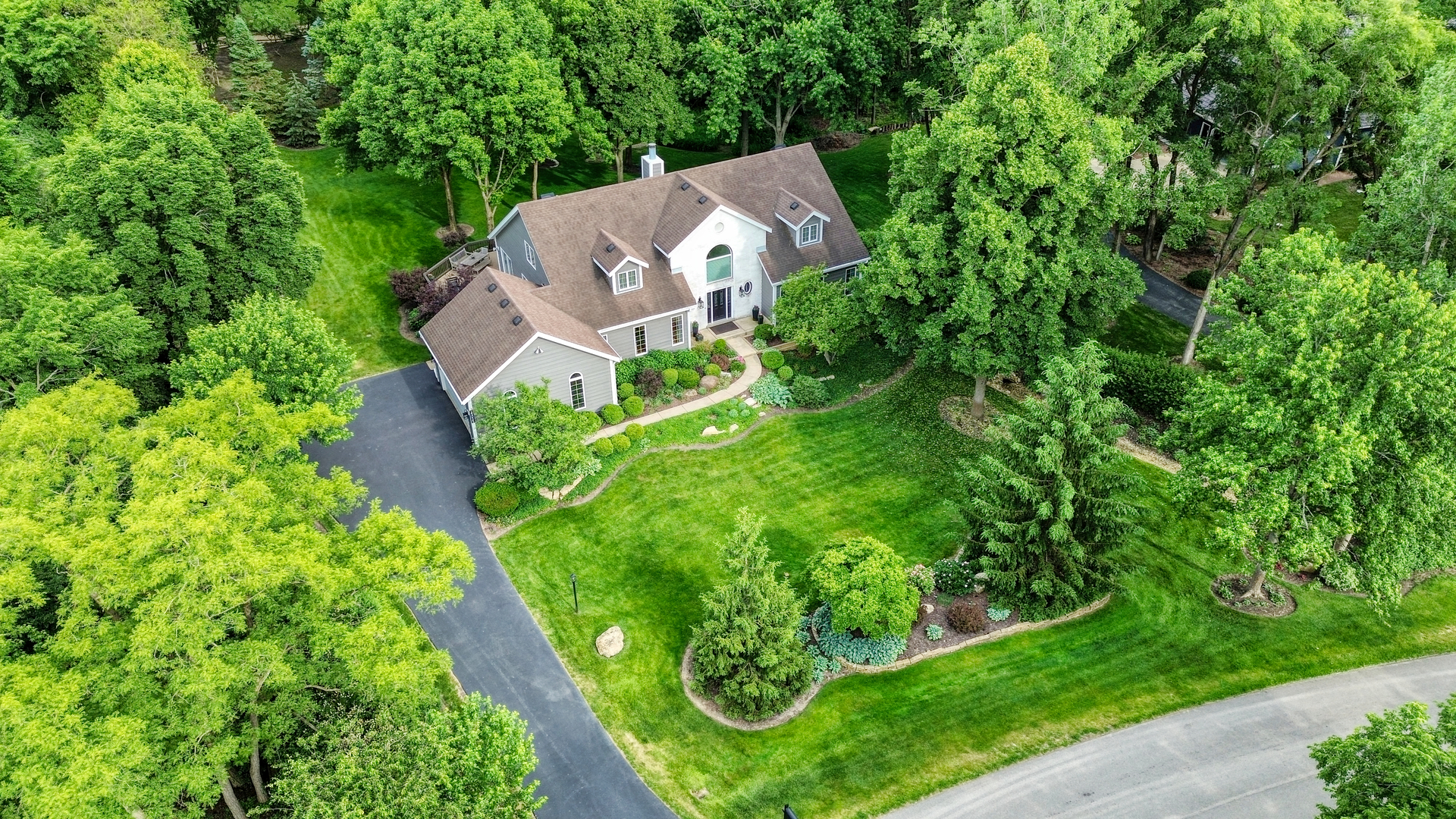 2S025 Twin Oaks Drive, Wheaton, IL 60189