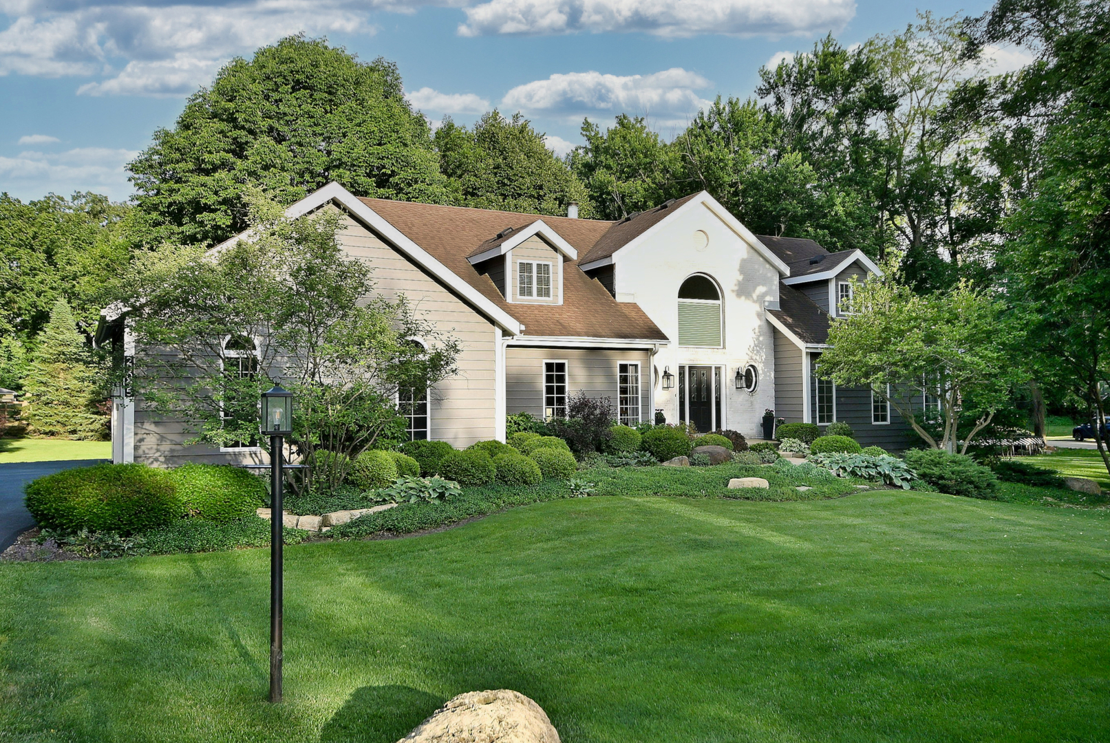 2S025 Twin Oaks Drive, Wheaton, IL 60189