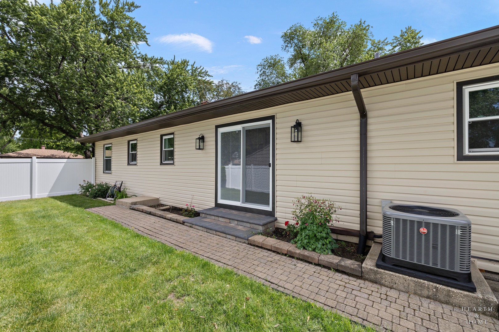 6910 Juniper Street, Hanover Park, IL 60133
