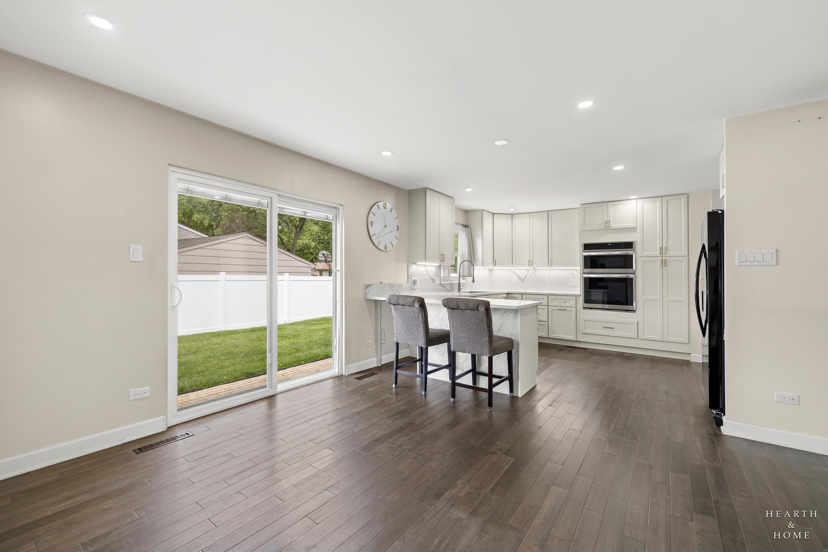 6910 Juniper Street, Hanover Park, IL 60133