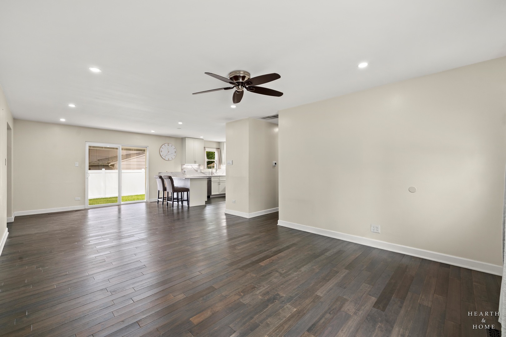 6910 Juniper Street, Hanover Park, IL 60133