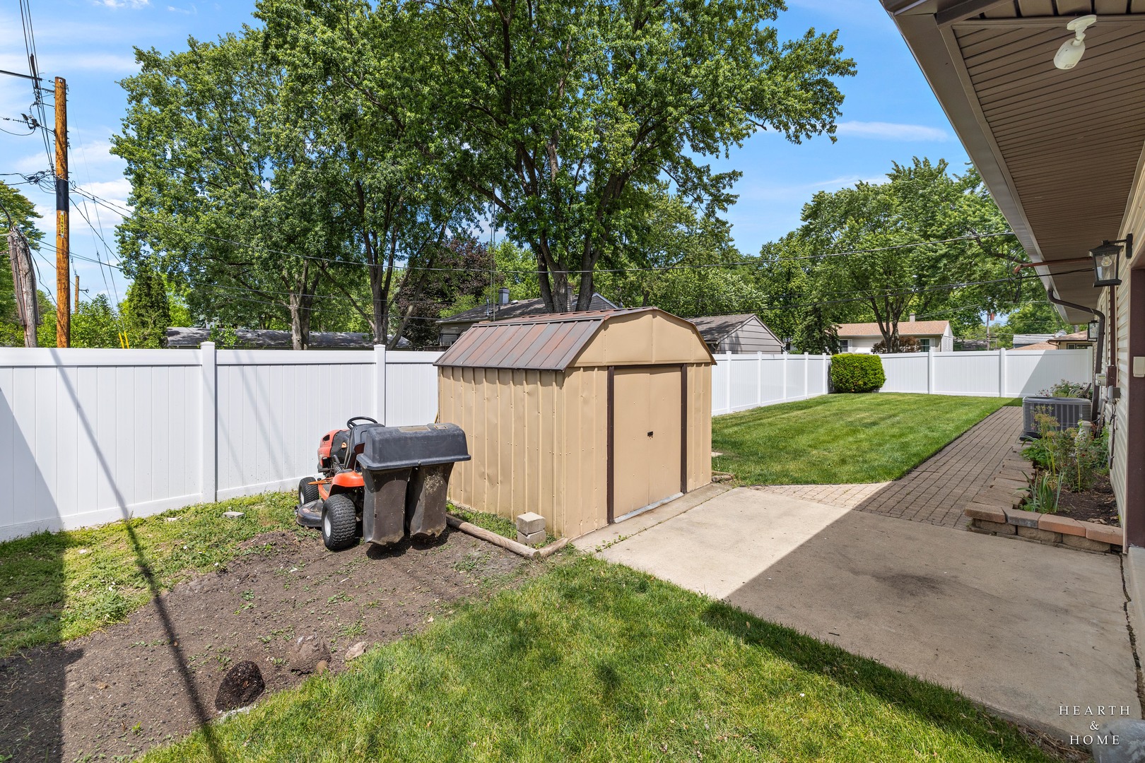6910 Juniper Street, Hanover Park, IL 60133