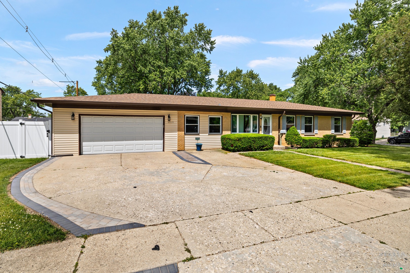6910 Juniper Street, Hanover Park, IL 60133