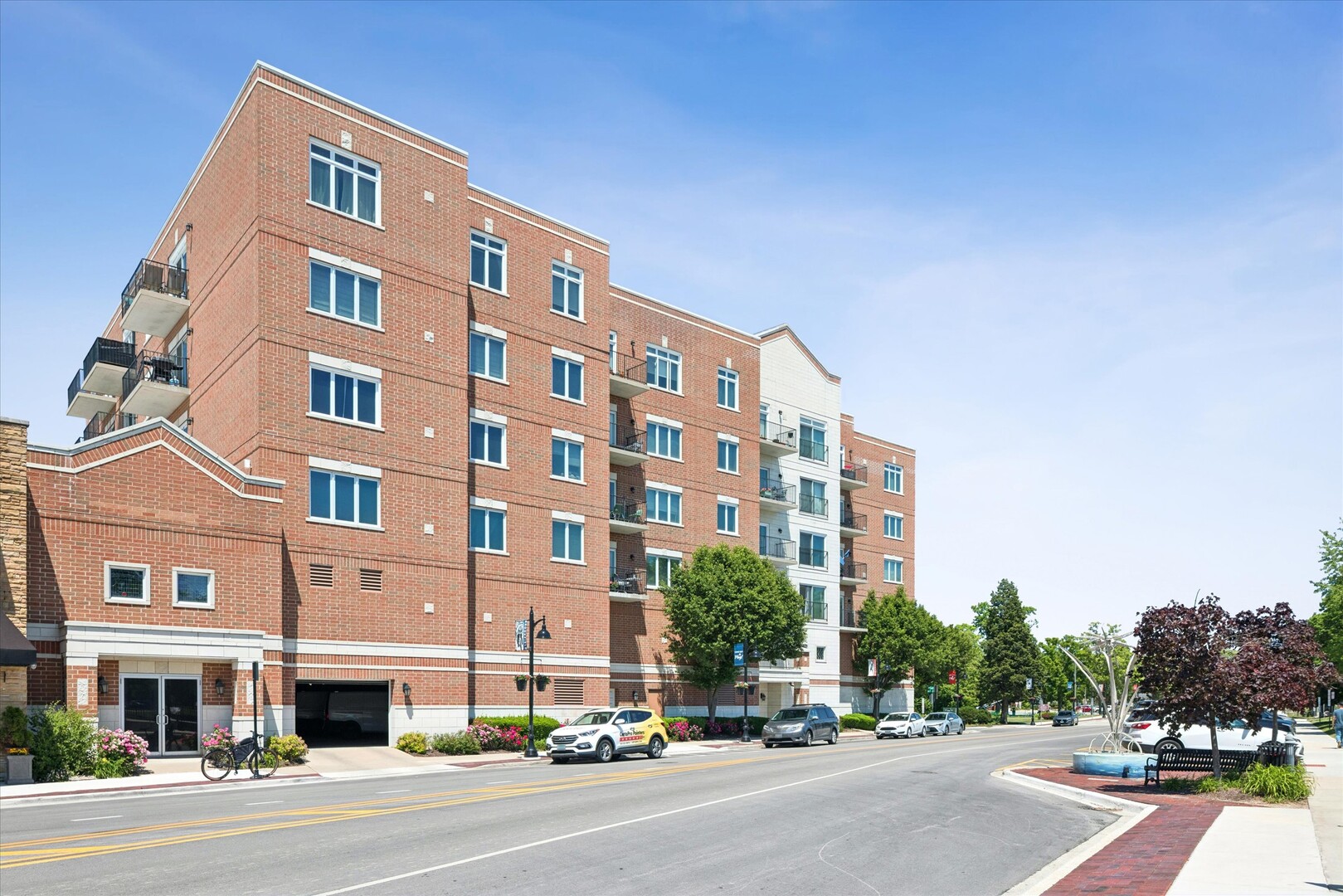 8822 BROOKFIELD Avenue #405, Brookfield, IL 60513