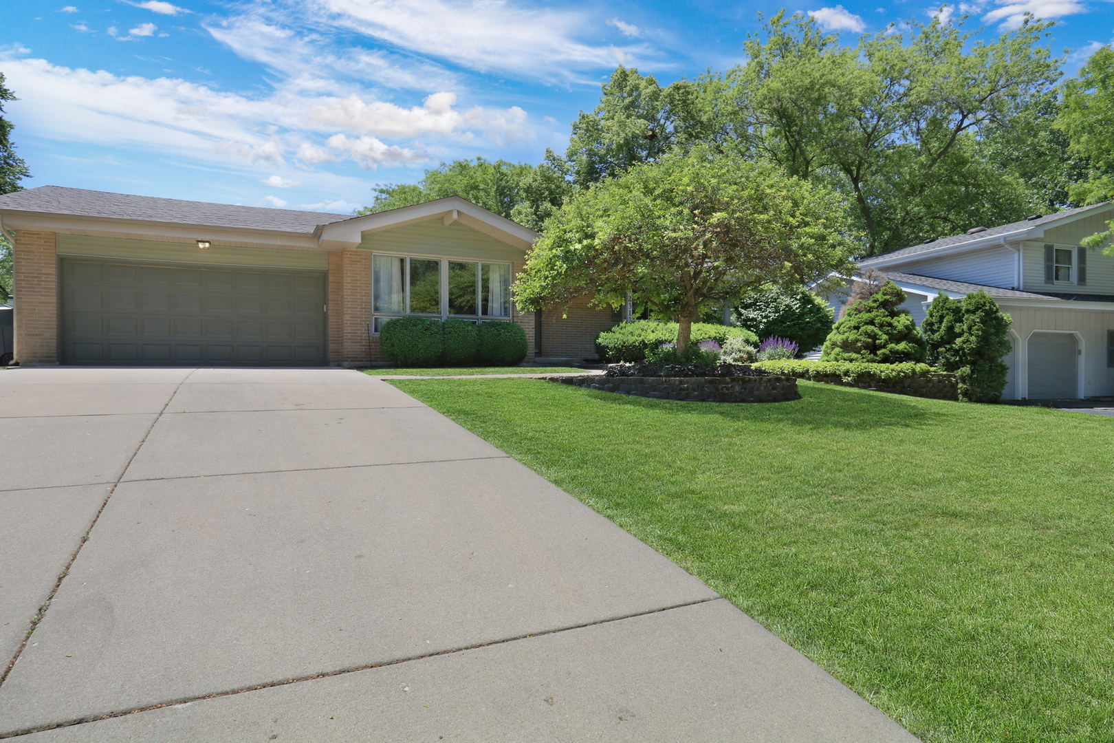 2313 Carriage Lane, Lindenhurst, IL 60046