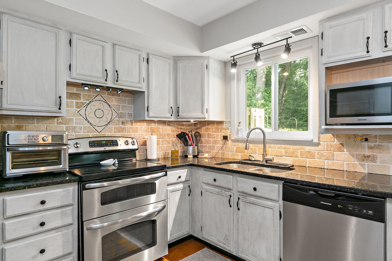 102 Pine Circle, Cary, IL 60013