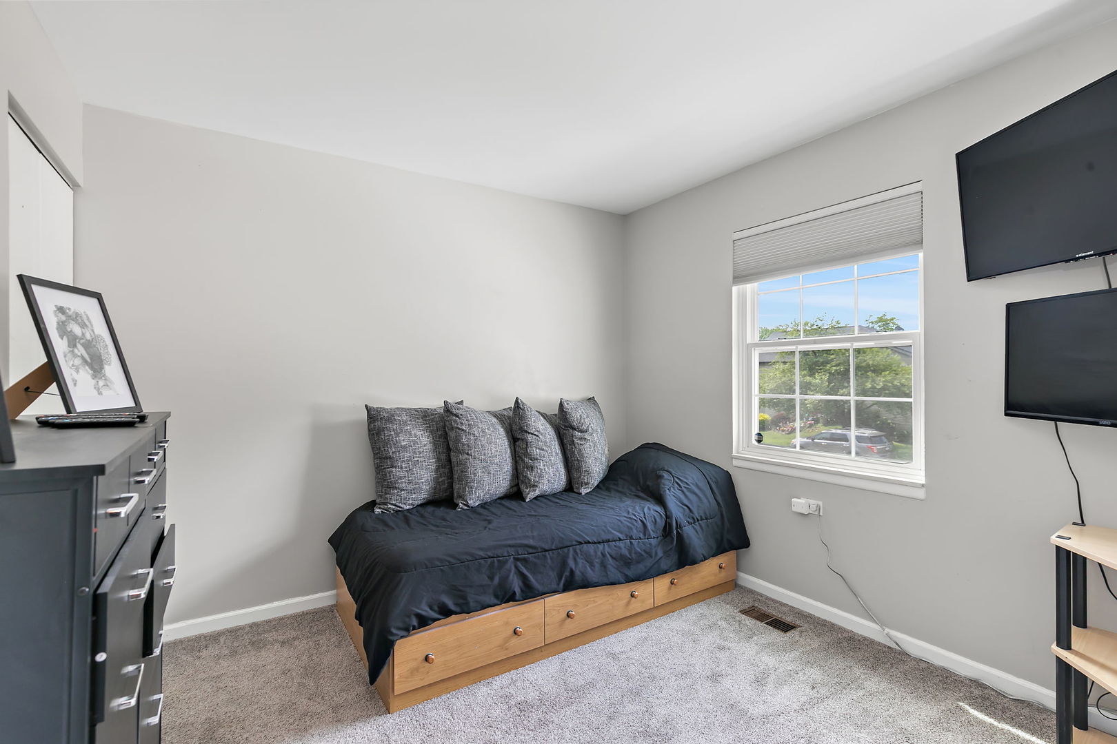 102 Pine Circle, Cary, IL 60013