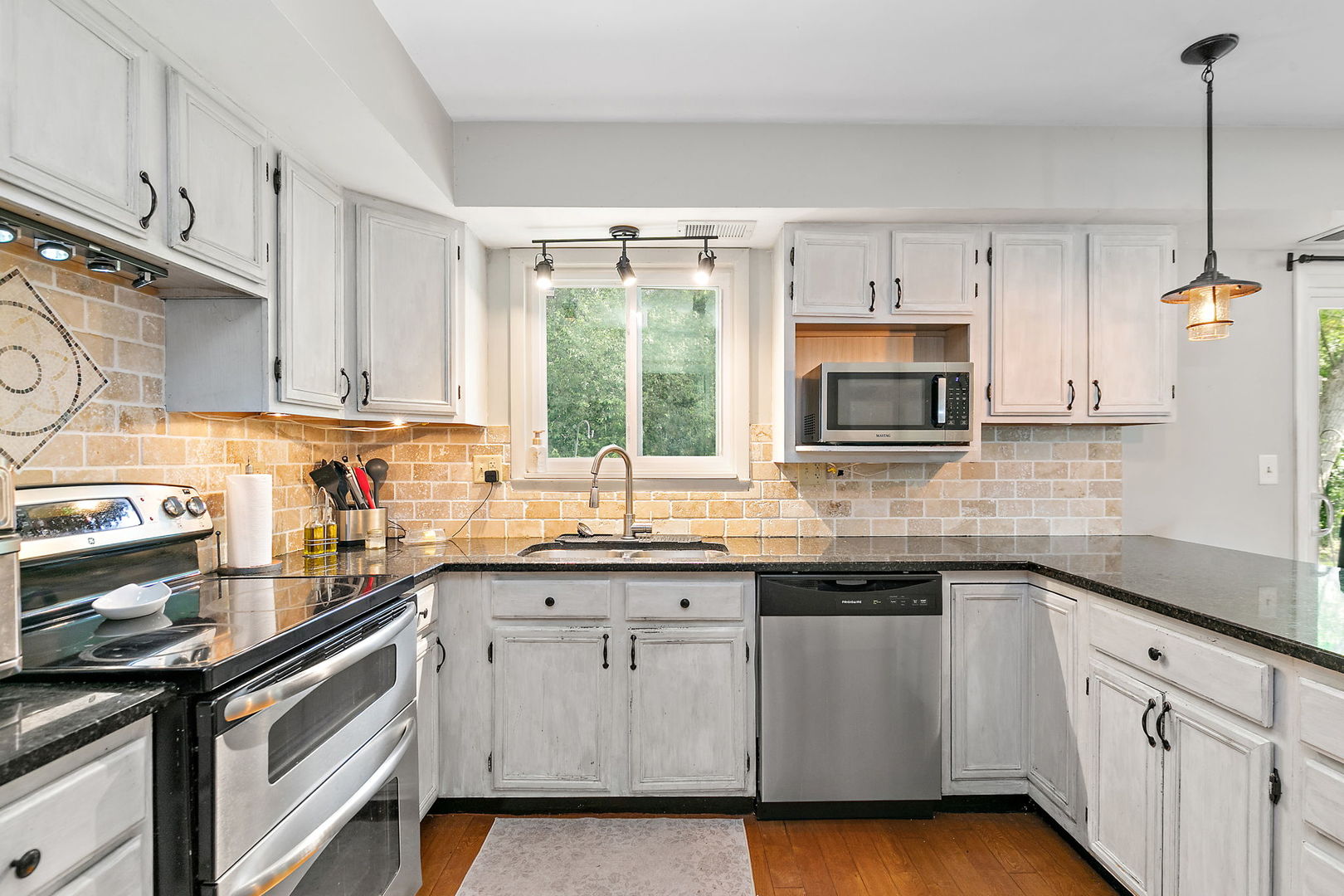 102 Pine Circle, Cary, IL 60013