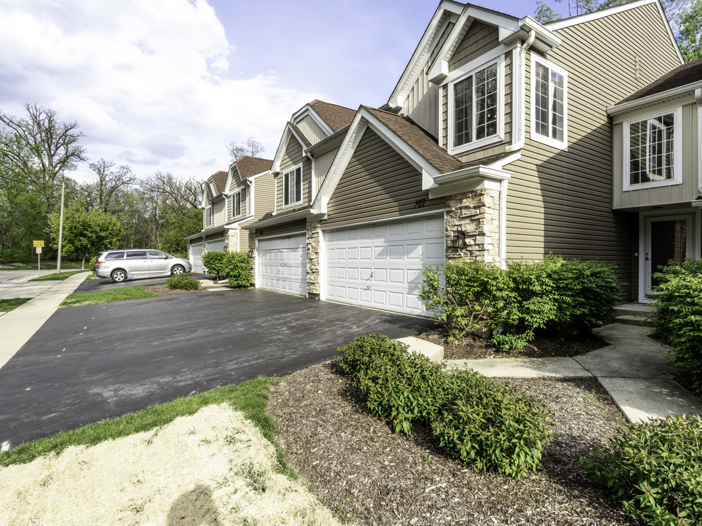 207 Locksley Drive, Streamwood, IL 60107