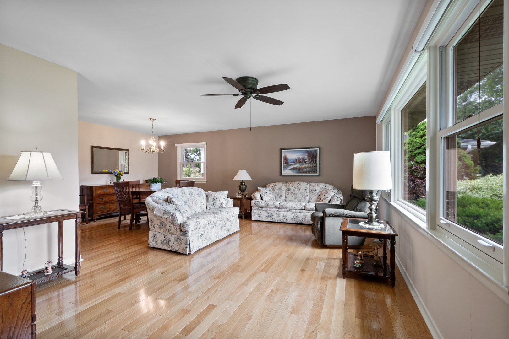 915 S See Gwun Avenue, Mount Prospect, IL 60056