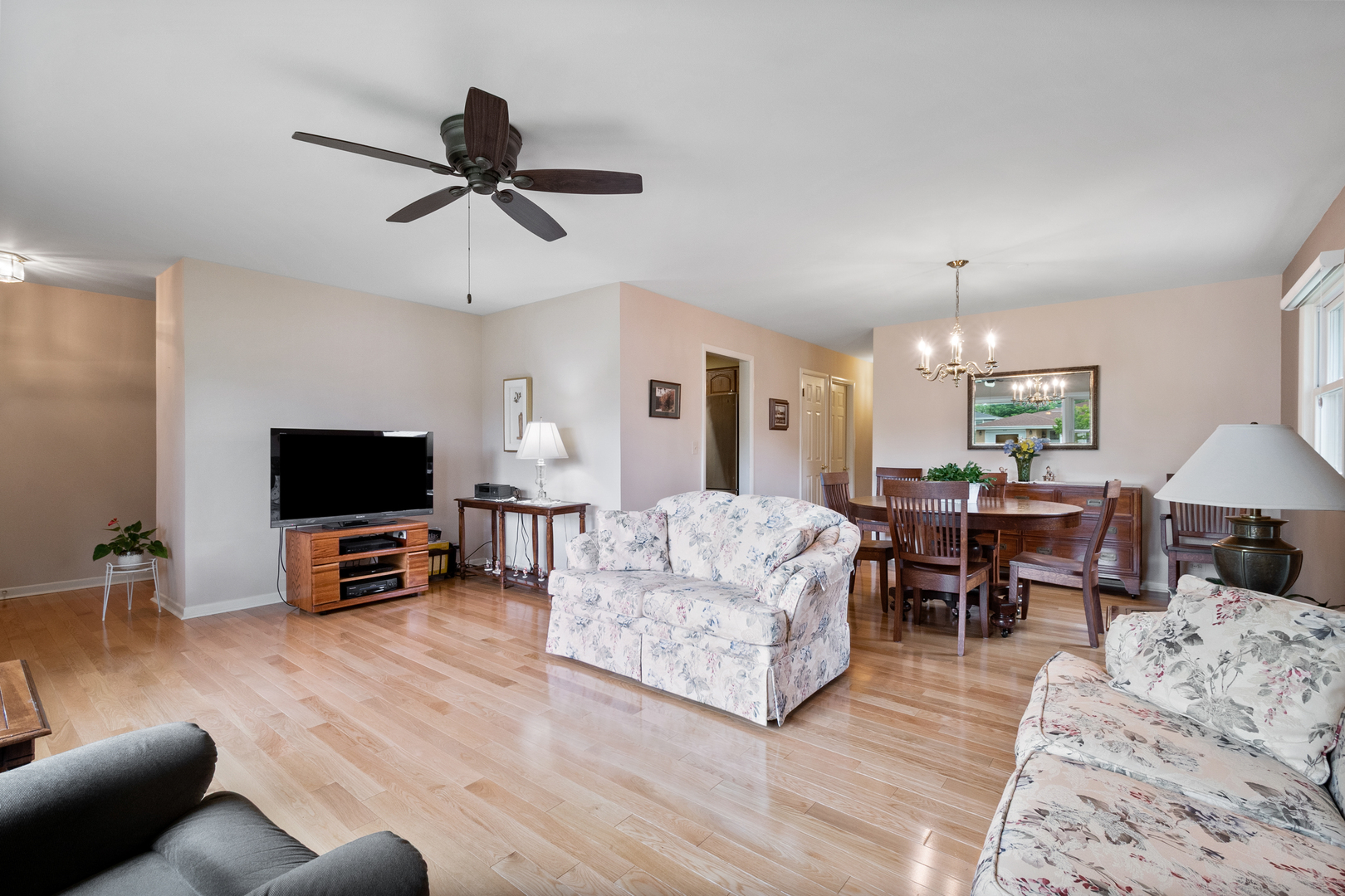 915 S See Gwun Avenue, Mount Prospect, IL 60056