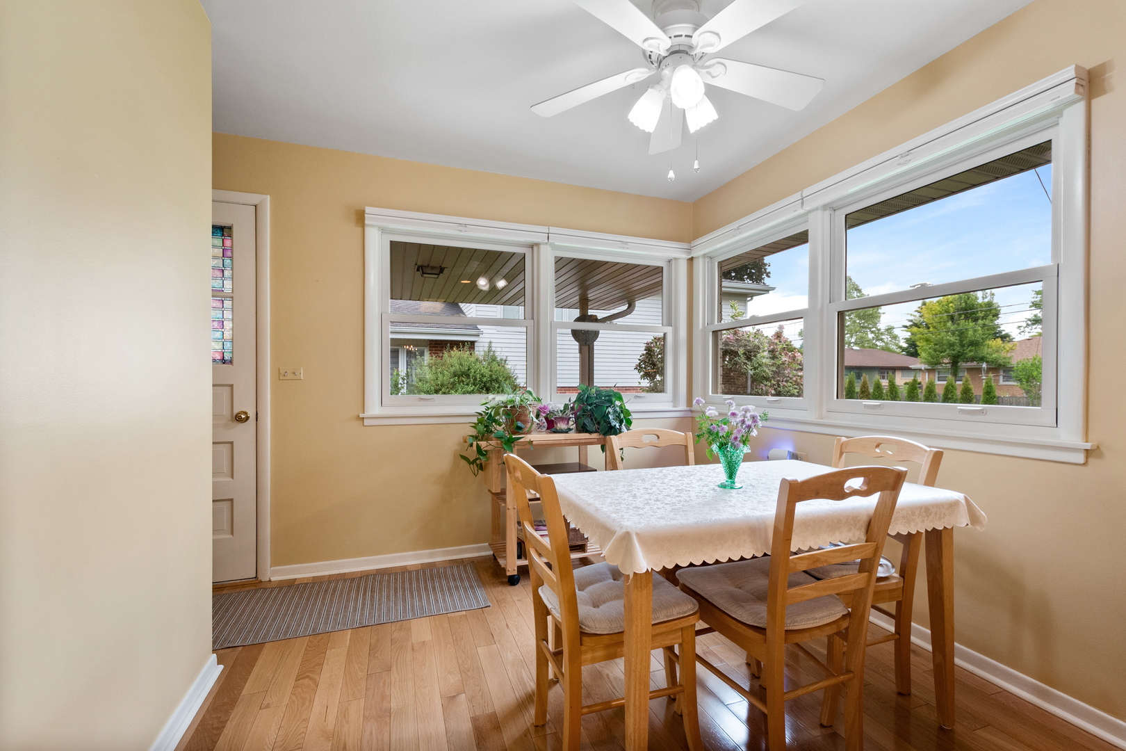 915 S See Gwun Avenue, Mount Prospect, IL 60056