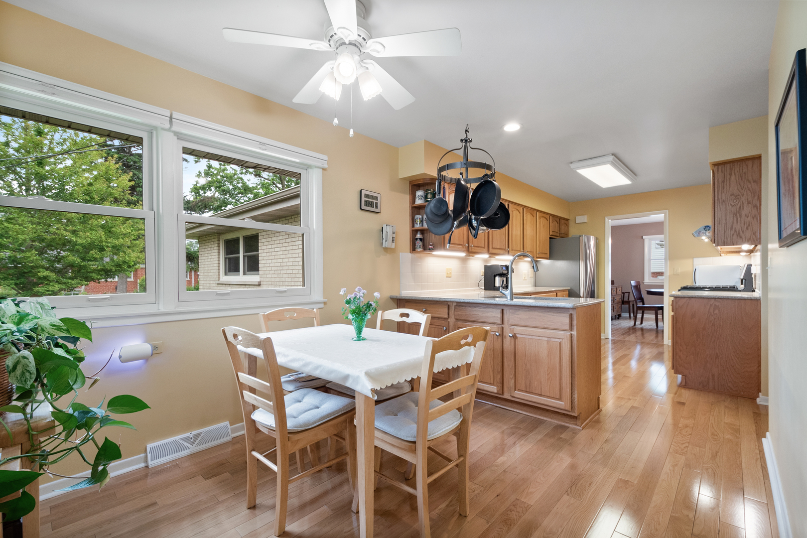 915 S See Gwun Avenue, Mount Prospect, IL 60056