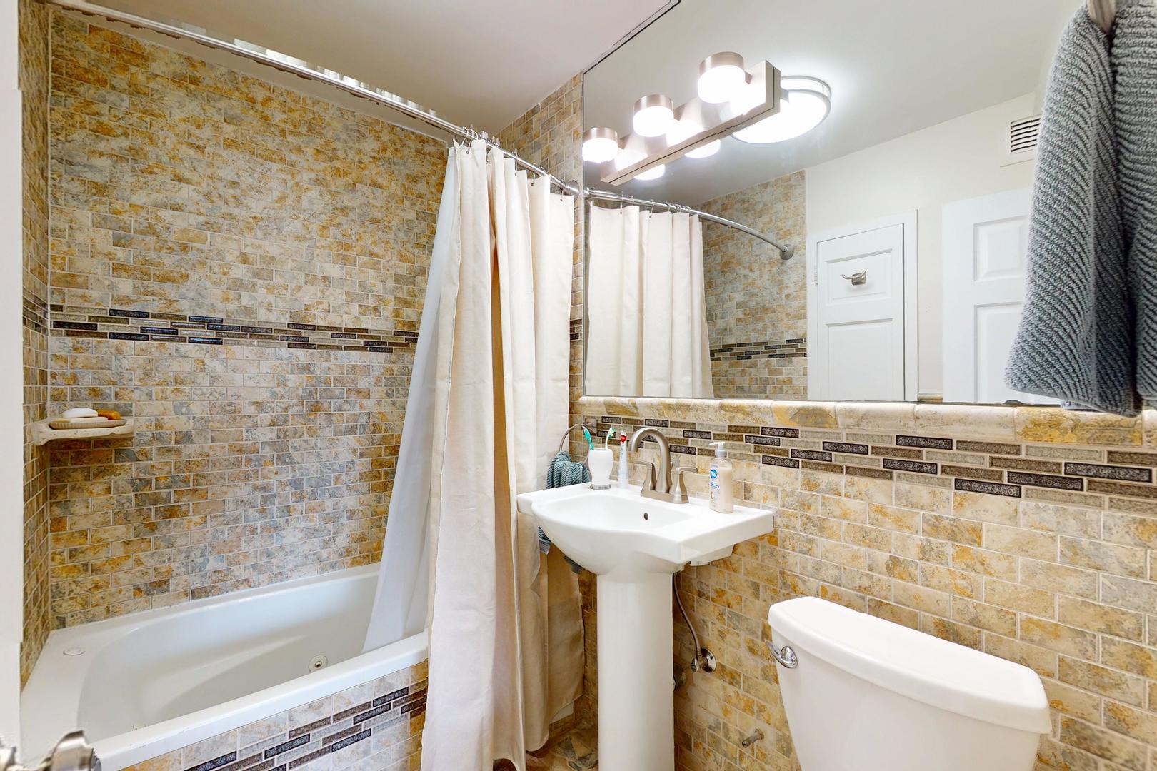 6301 N Sheridan Road #18E, Chicago, IL 60660