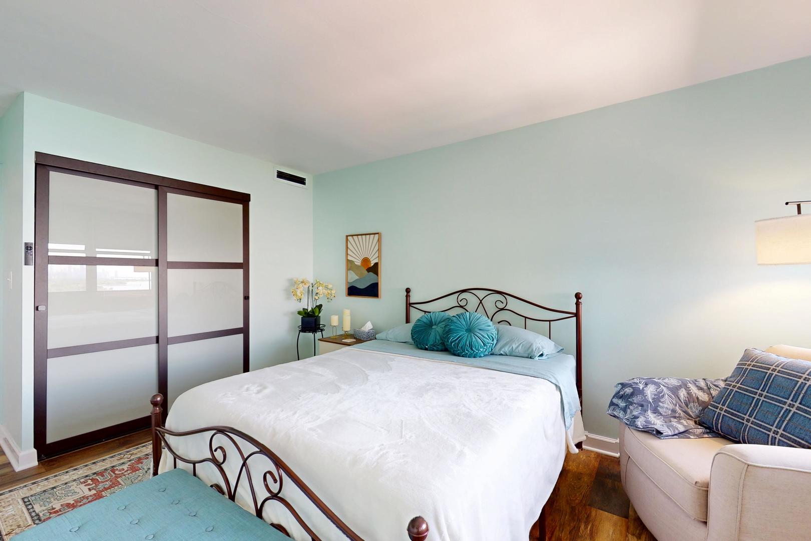 6301 N Sheridan Road #18E, Chicago, IL 60660