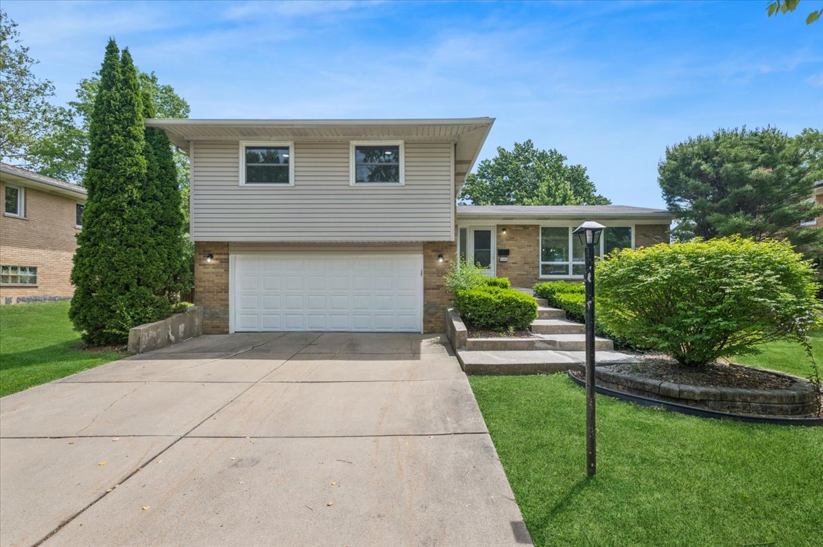 15209 Linden Drive, Oak Forest, IL 60452