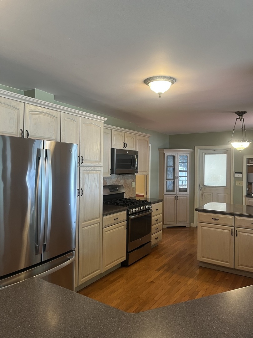 2221 Mayflower Drive, Aurora, IL 60506