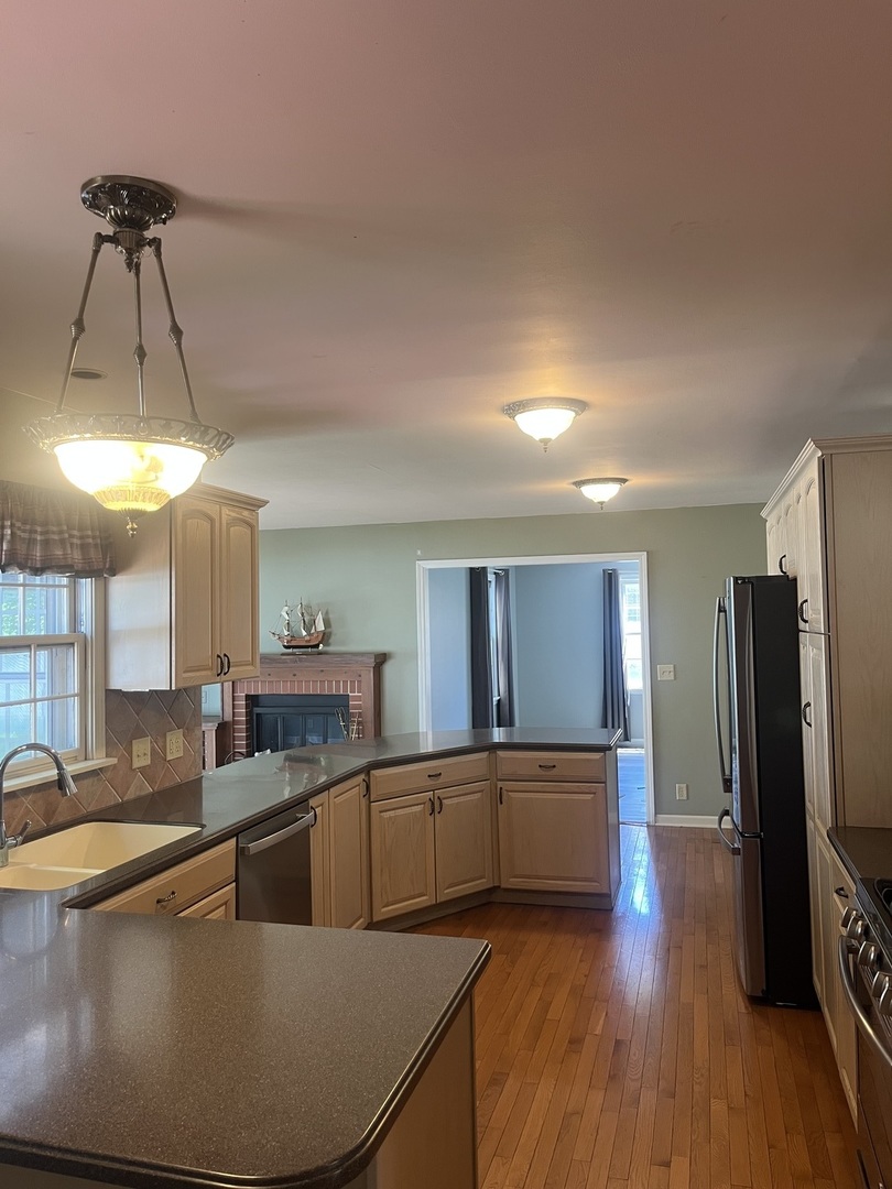 2221 Mayflower Drive, Aurora, IL 60506