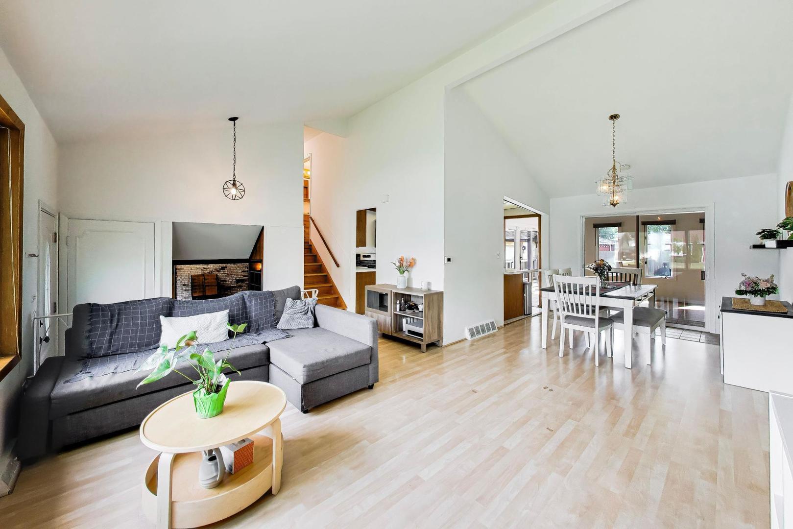 1411 N Burnng Bush Lane, Mount Prospect, IL 60056