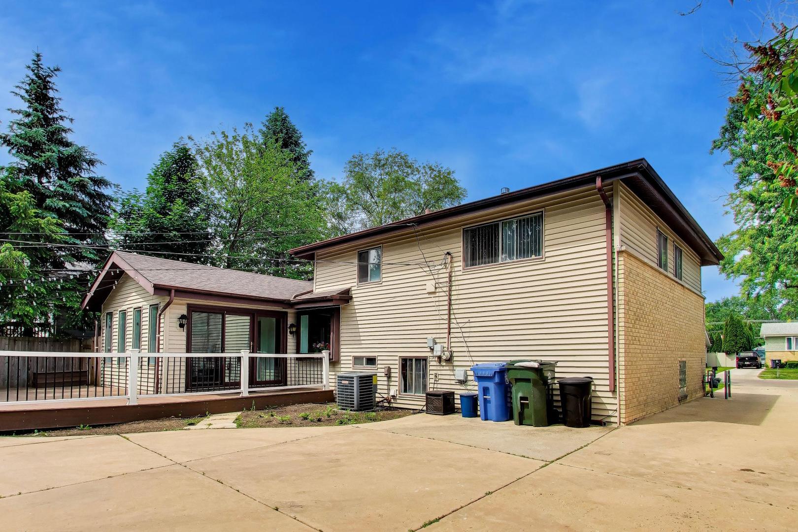 1411 N Burnng Bush Lane, Mount Prospect, IL 60056