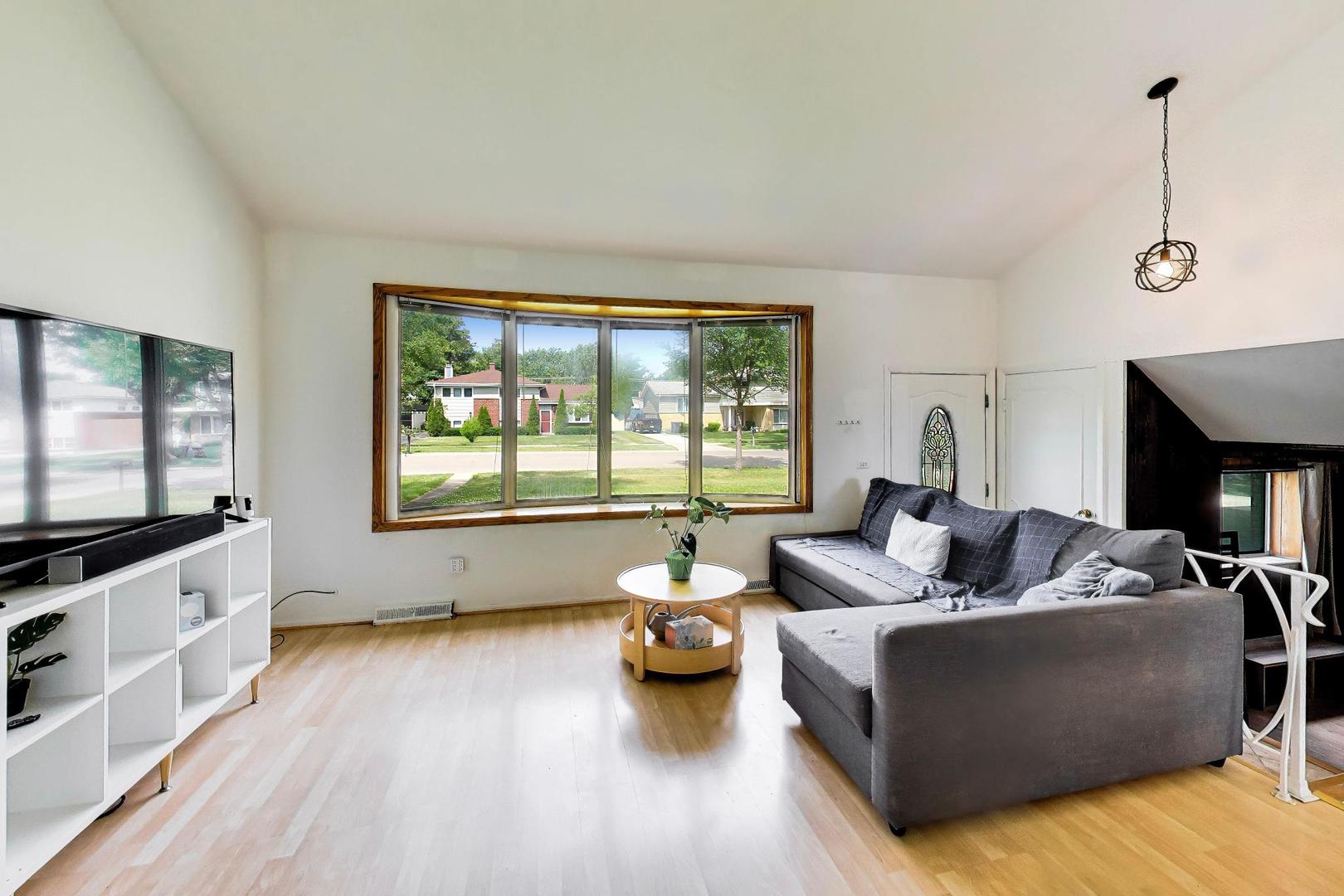 1411 N Burnng Bush Lane, Mount Prospect, IL 60056