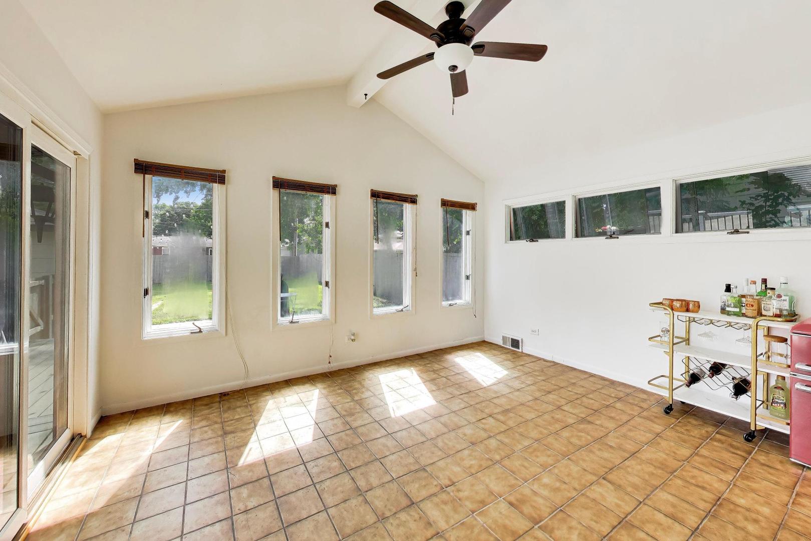 1411 N Burnng Bush Lane, Mount Prospect, IL 60056