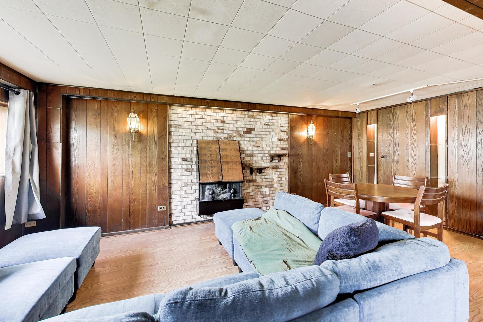 1411 N Burnng Bush Lane, Mount Prospect, IL 60056