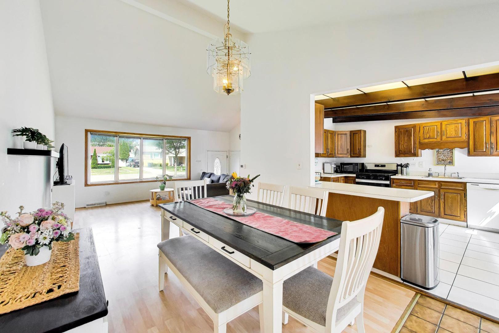 1411 N Burnng Bush Lane, Mount Prospect, IL 60056