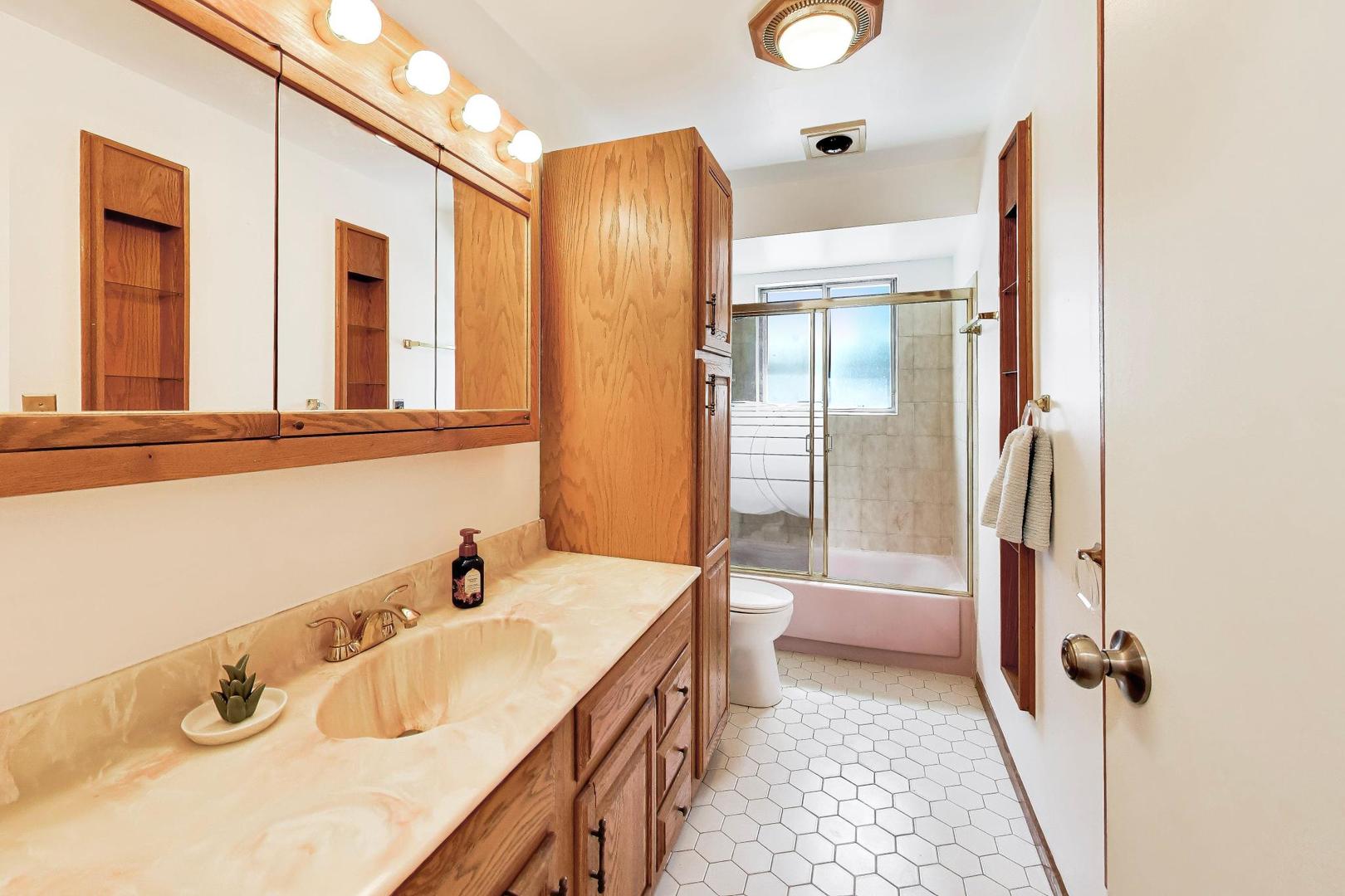 1411 N Burnng Bush Lane, Mount Prospect, IL 60056