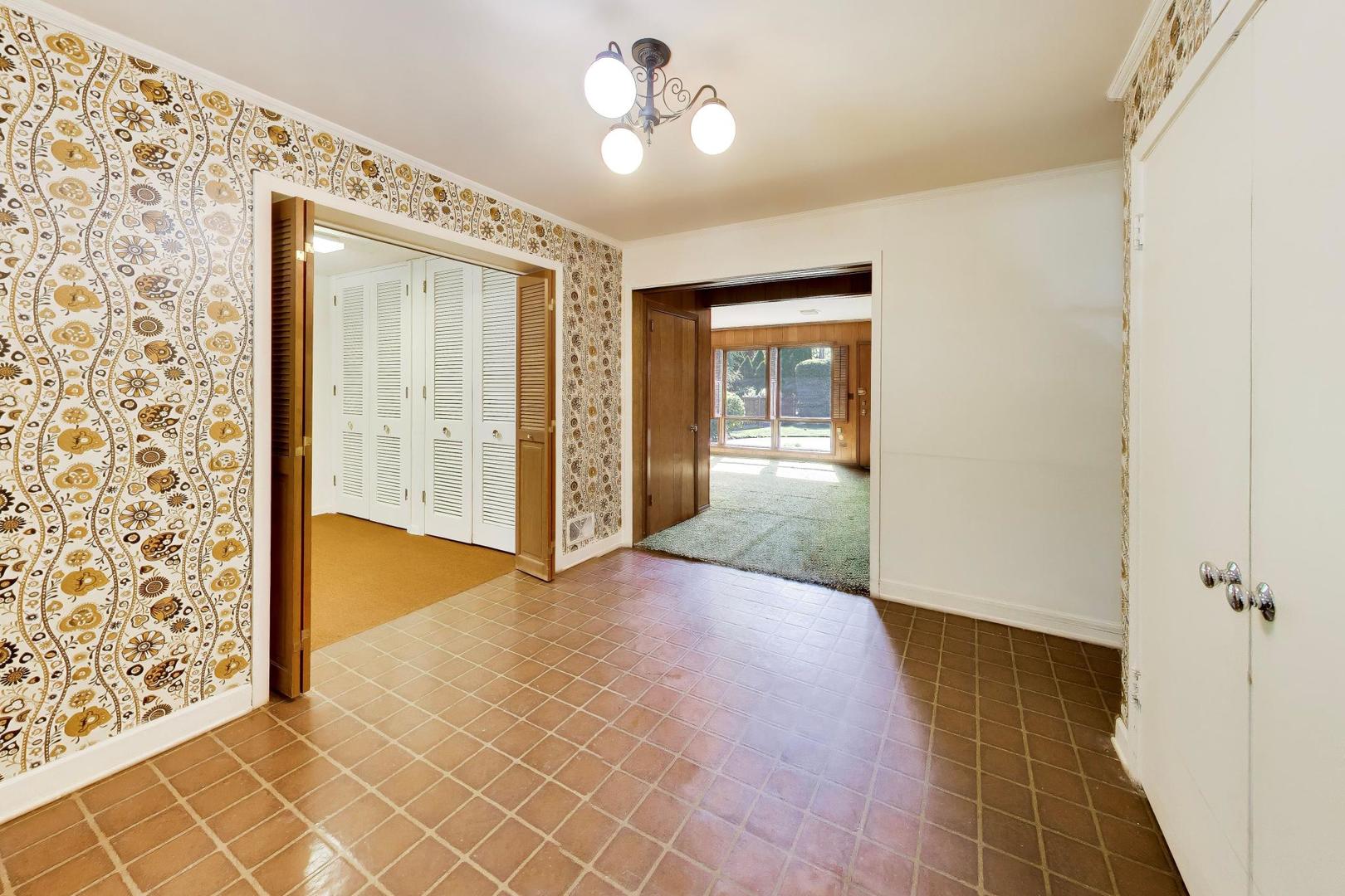 8631 E Prairie Road, Skokie, IL 60076
