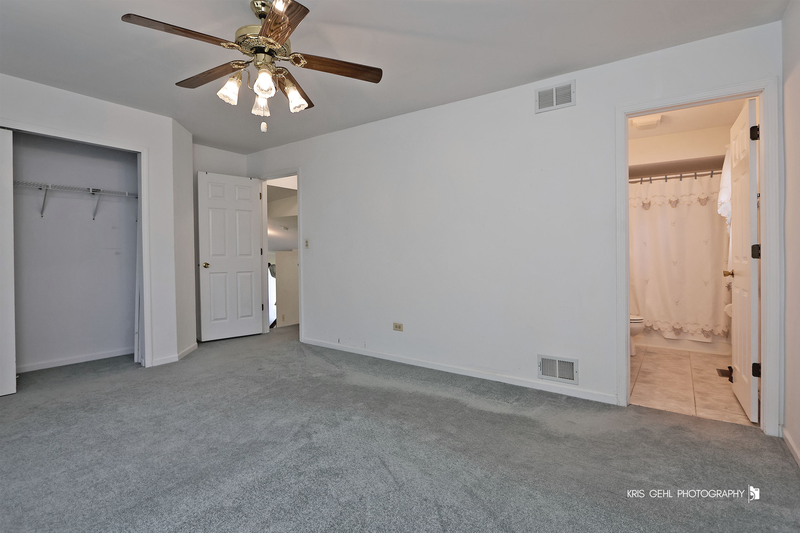 16 S Emerald Avenue, Mundelein, IL 60060