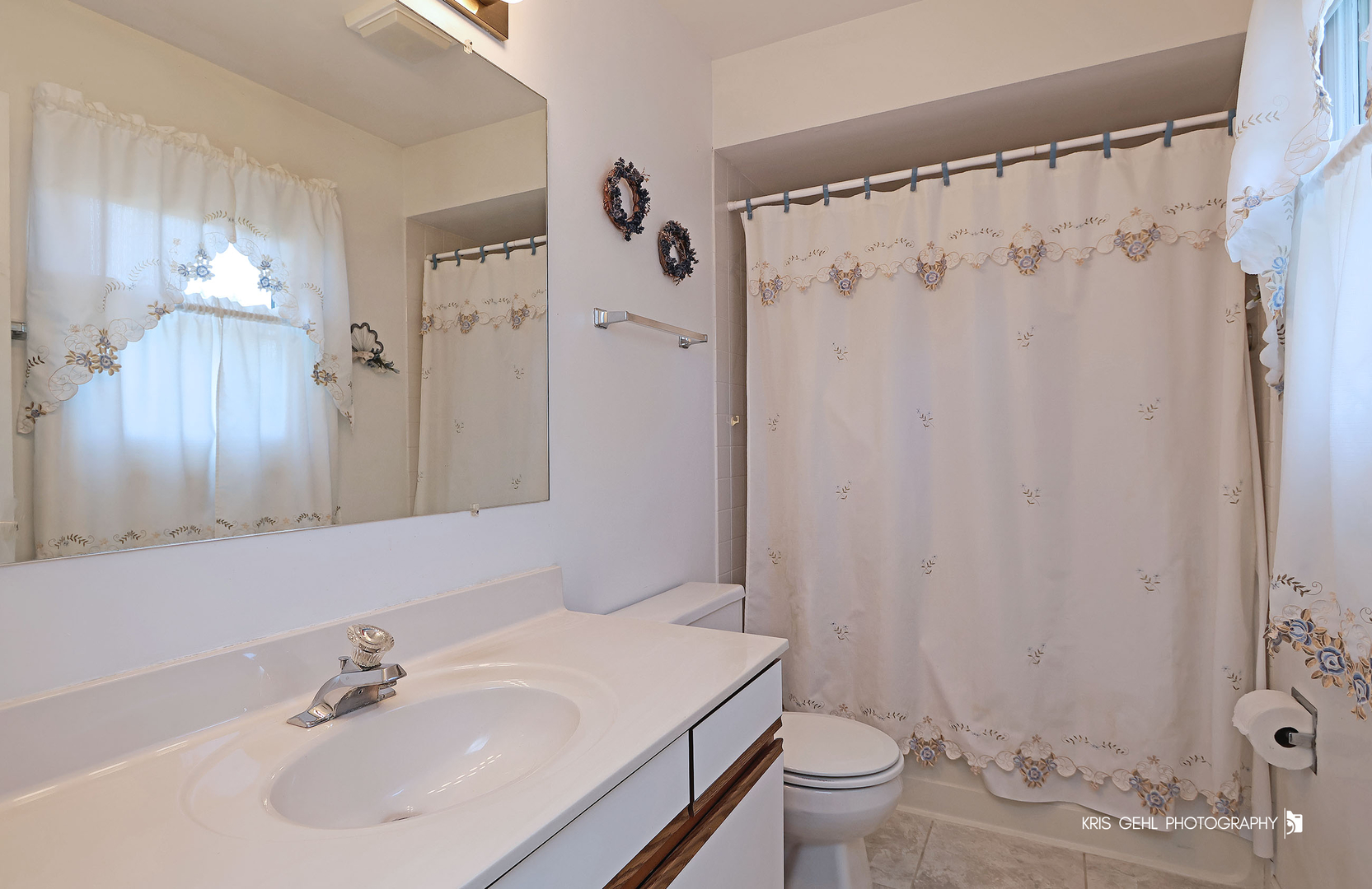 16 S Emerald Avenue, Mundelein, IL 60060