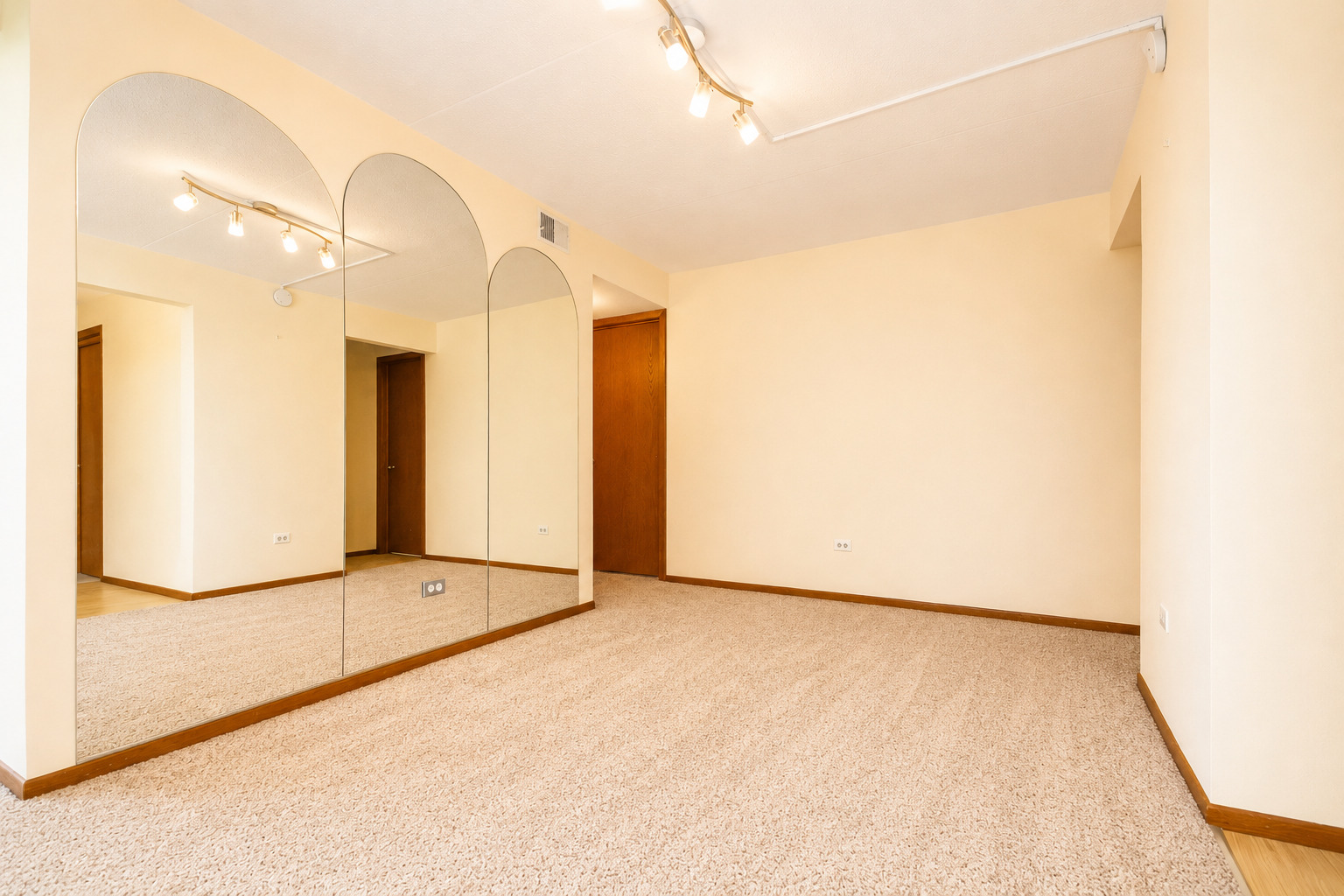 5447 W Lawrence Avenue #203, Chicago, IL 60630