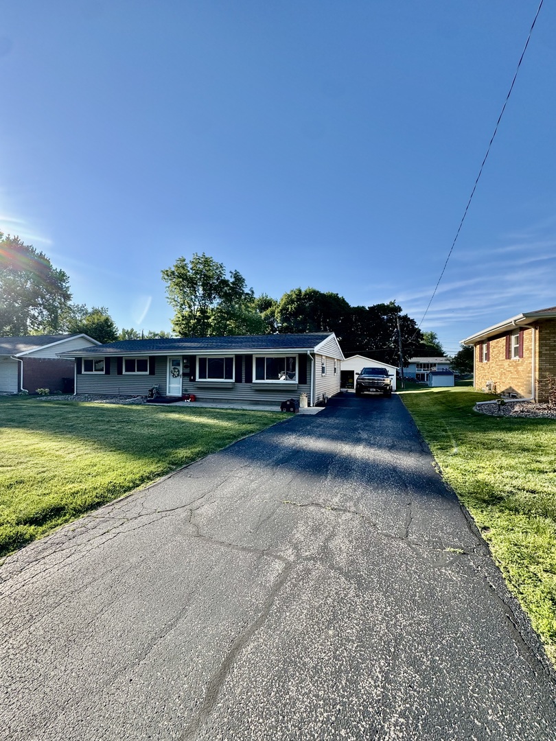 326 Rowe Drive, Bloomington, IL 61701