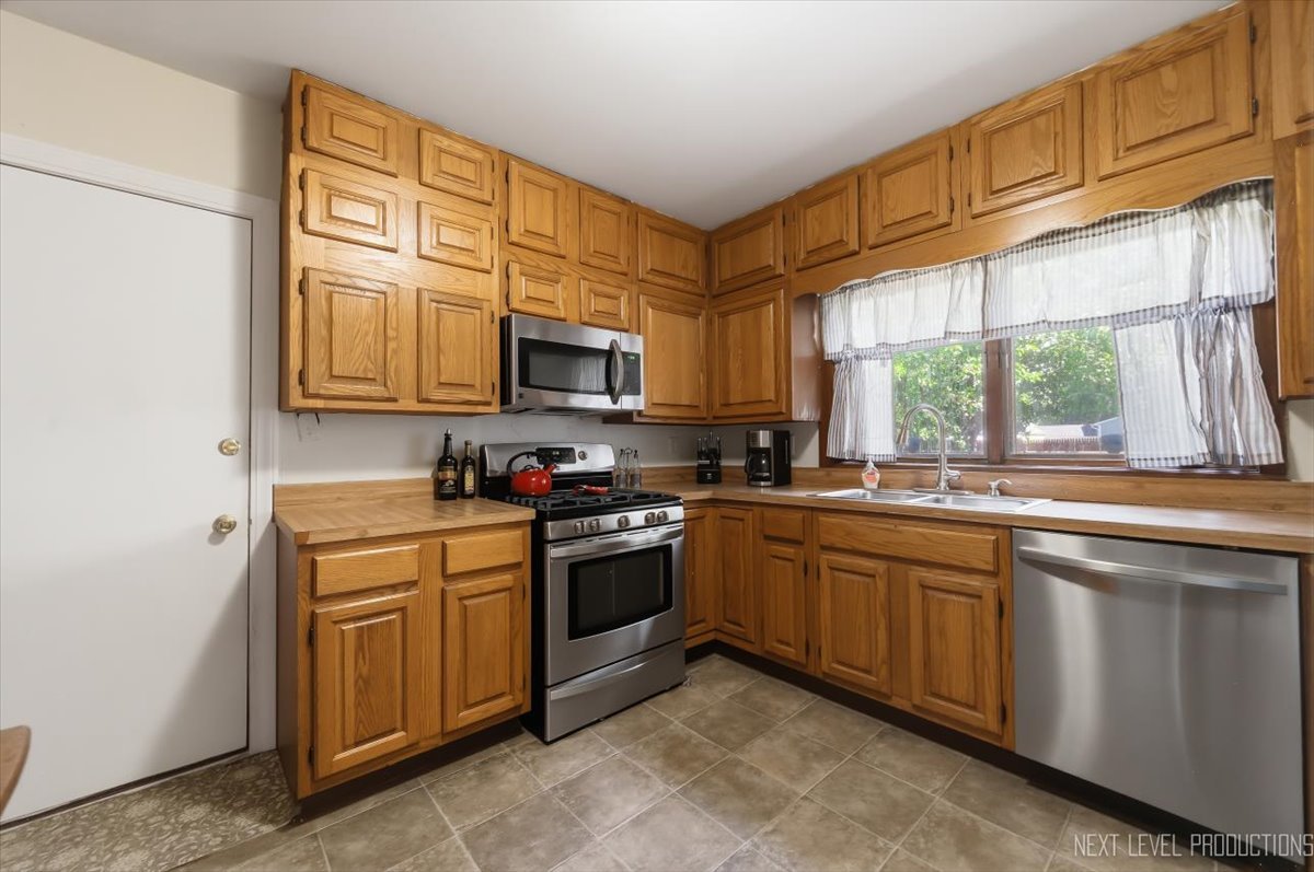 356 Lakelawn Boulevard, Aurora, IL 60506