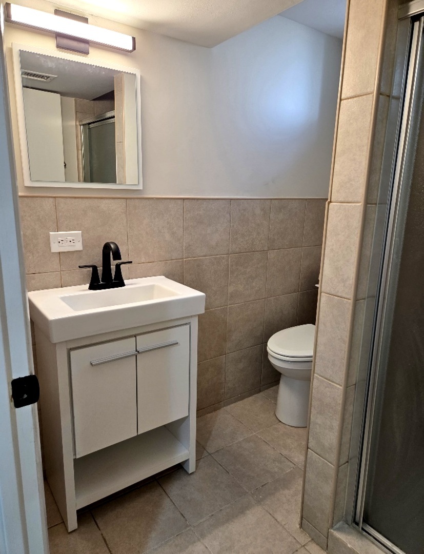 8517 W CARMEN Avenue, Chicago, IL 60656