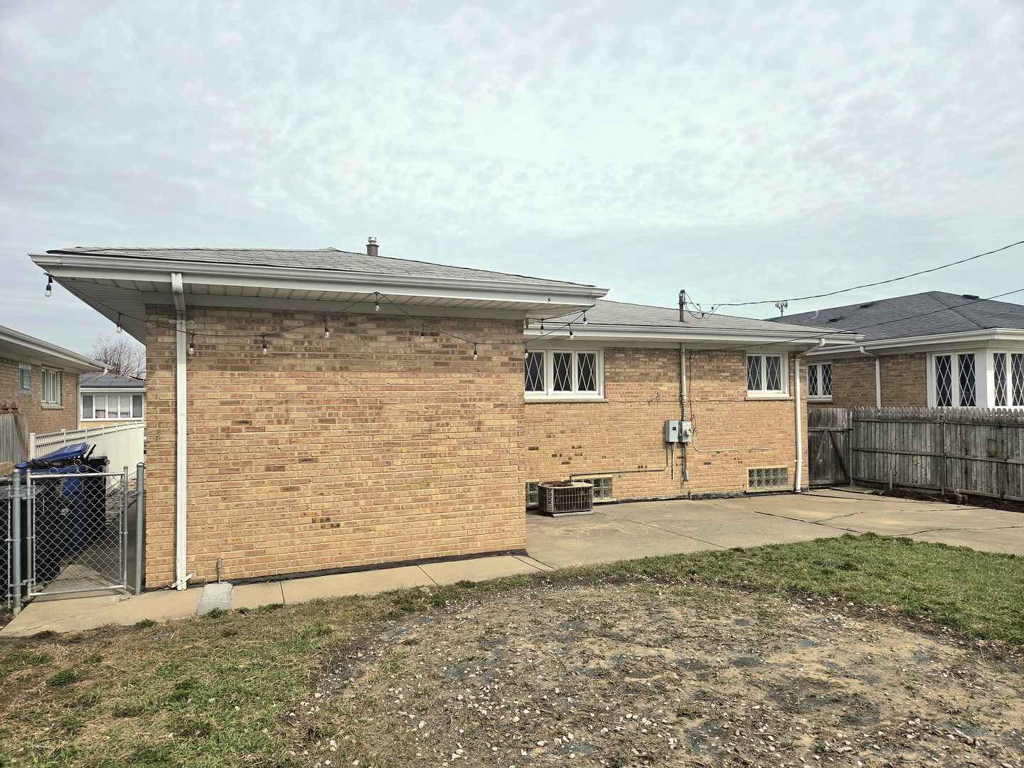 8517 W CARMEN Avenue, Chicago, IL 60656