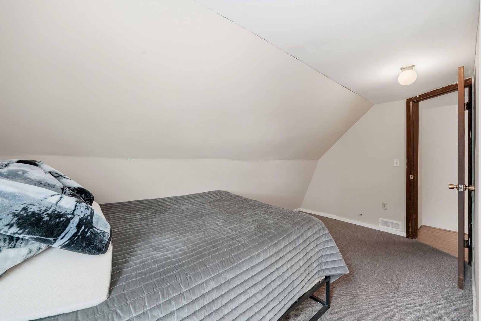 2407 Hermon Avenue, Zion, IL 60099