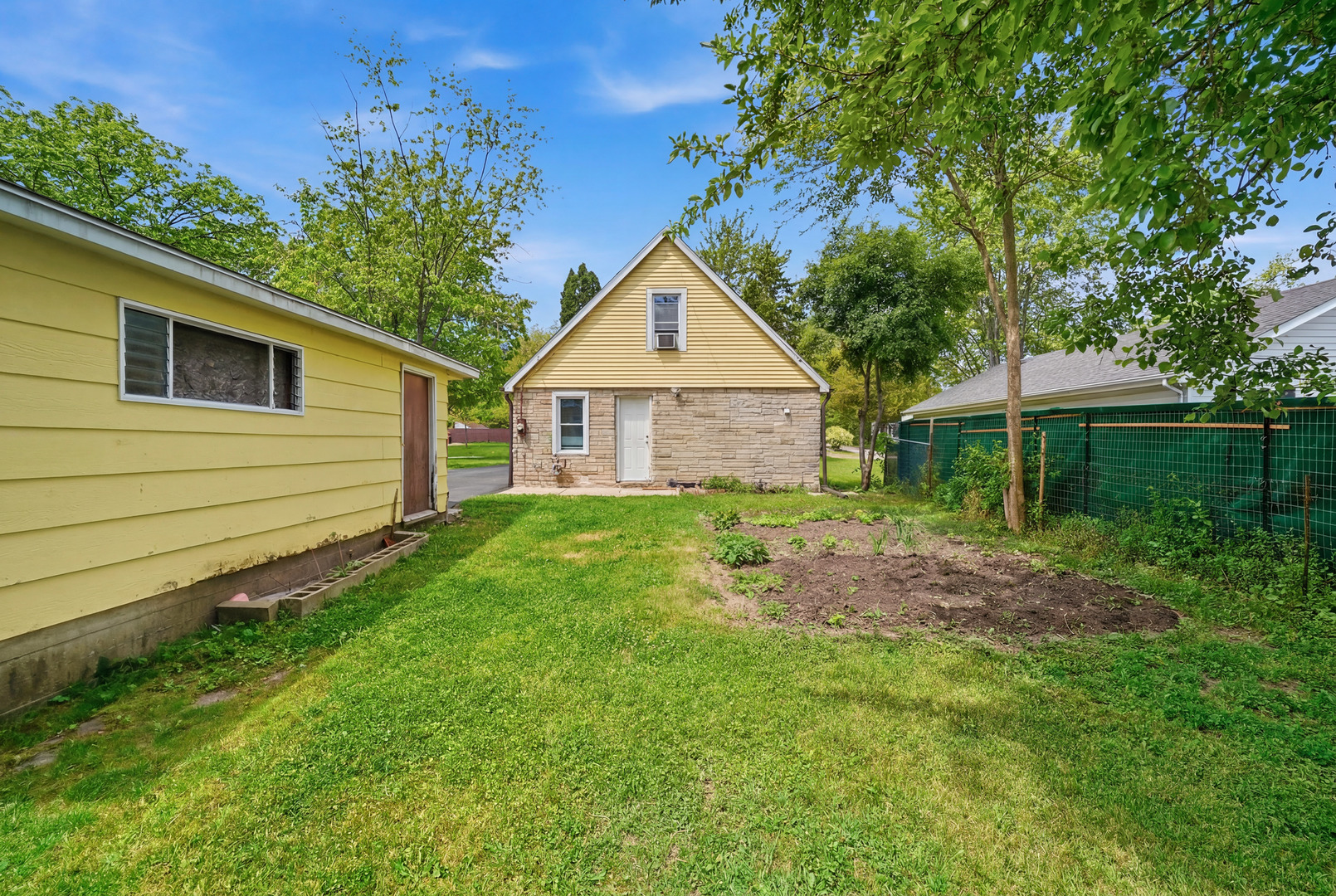 2407 Hermon Avenue, Zion, IL 60099
