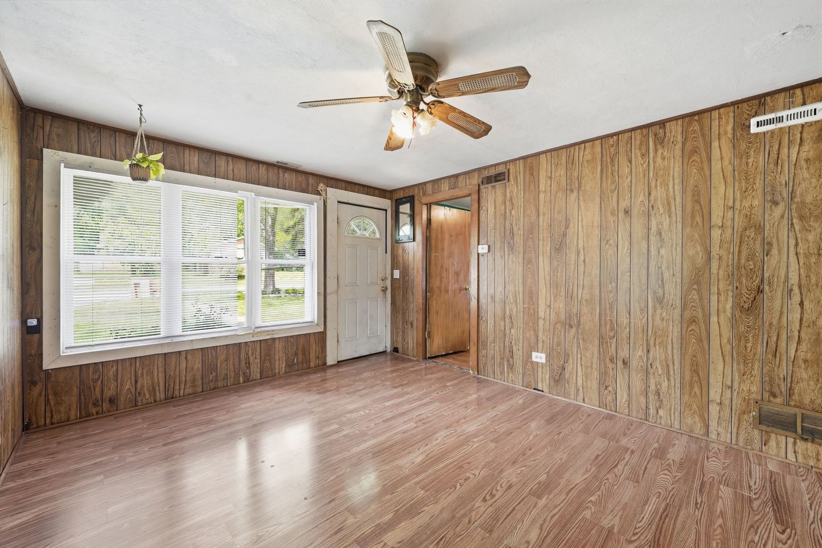 2407 Hermon Avenue, Zion, IL 60099