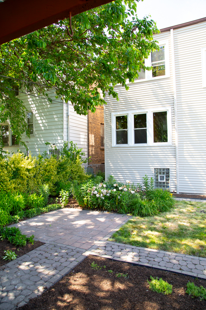 4727 W Schubert Avenue, Chicago, IL 60639