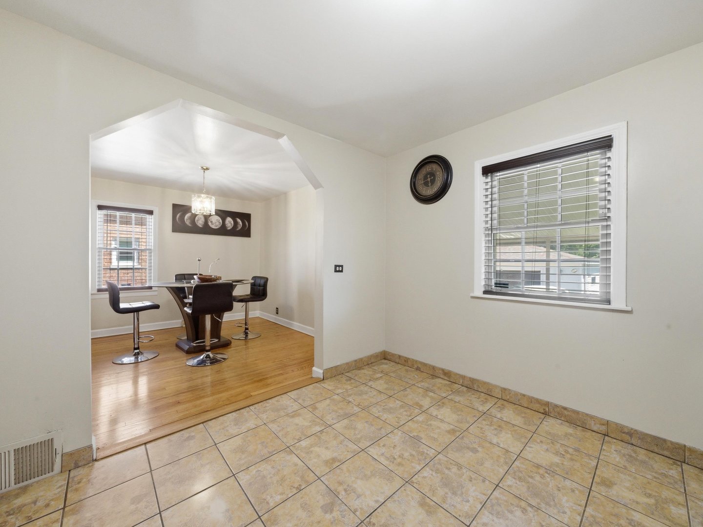 2541 S 14th Avenue, Broadview, IL 60155