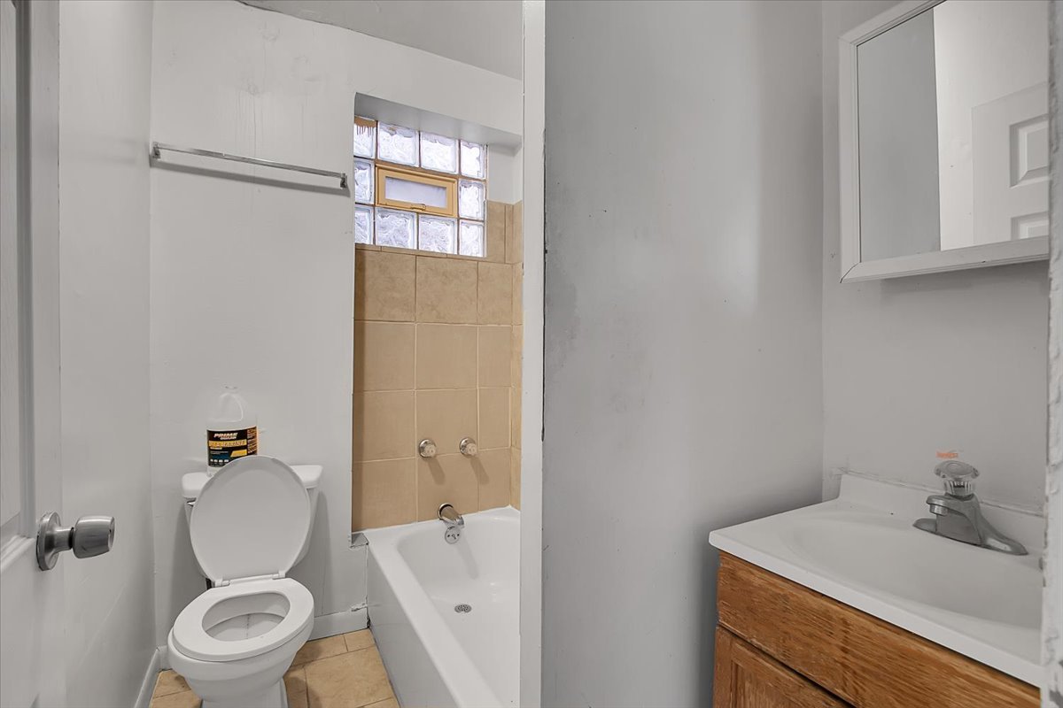 7011 S Calumet Avenue, Chicago, IL 60637