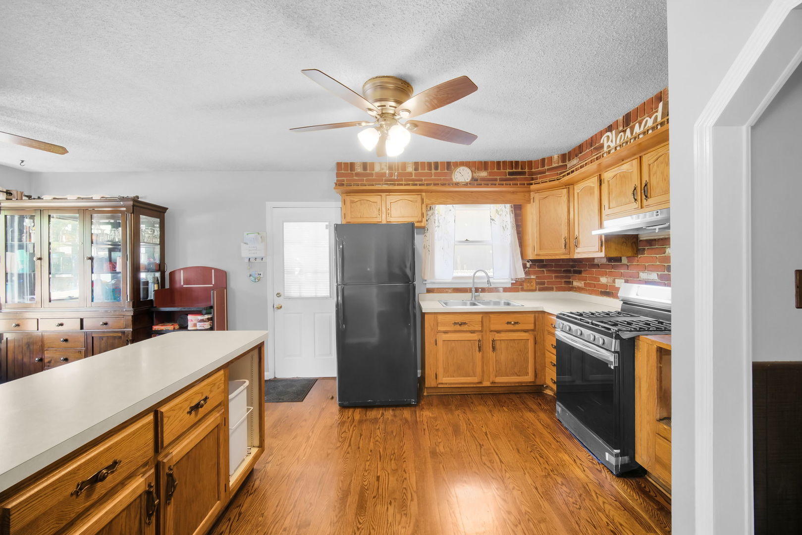 1020 Hahn Place, West Chicago, IL 60185