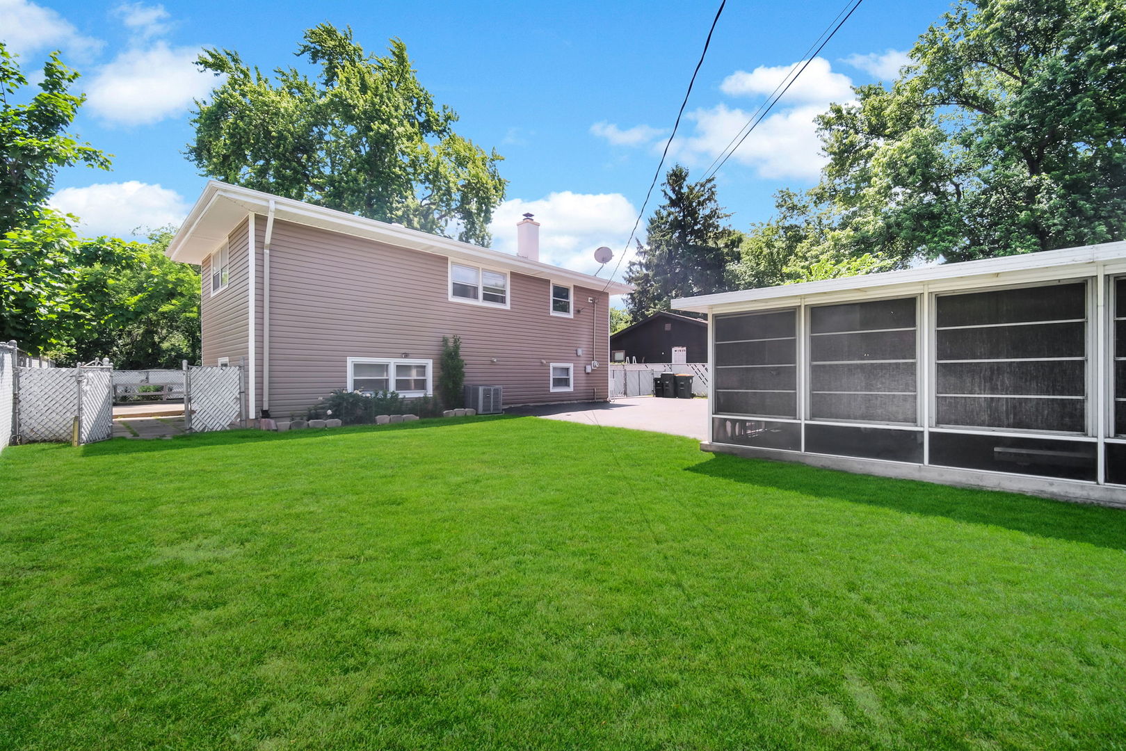 1020 Hahn Place, West Chicago, IL 60185
