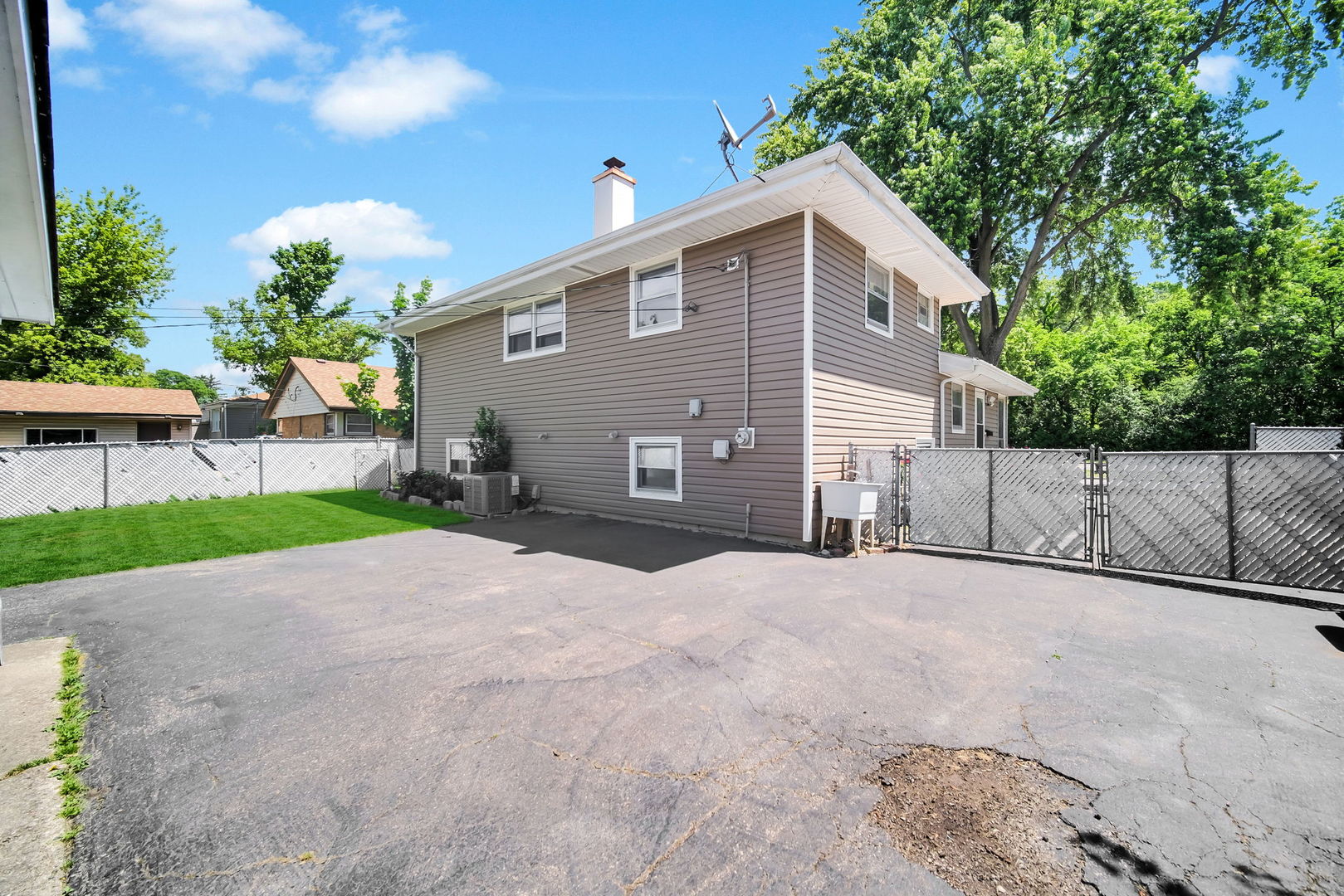 1020 Hahn Place, West Chicago, IL 60185