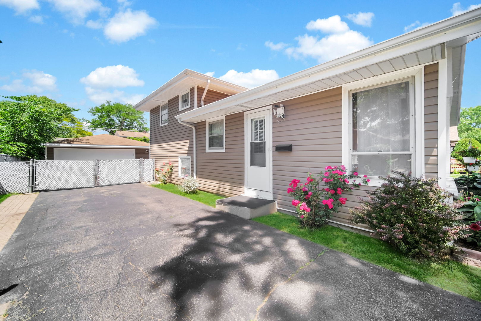 1020 Hahn Place, West Chicago, IL 60185