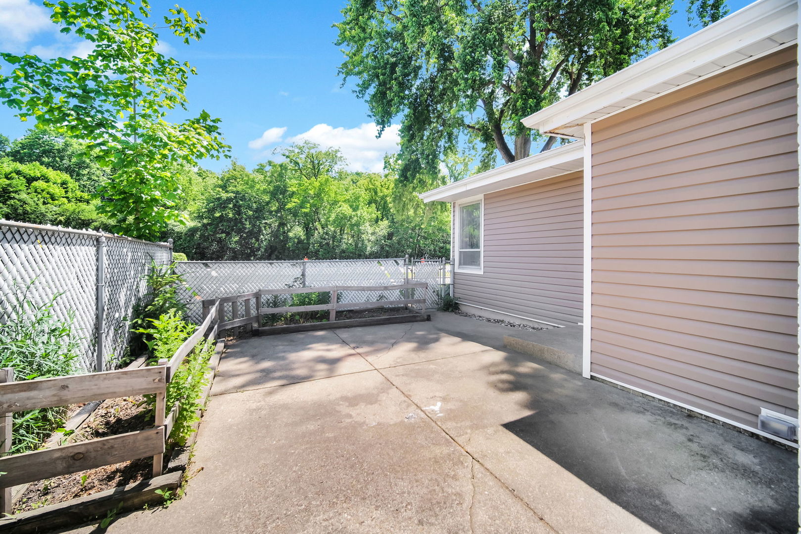 1020 Hahn Place, West Chicago, IL 60185